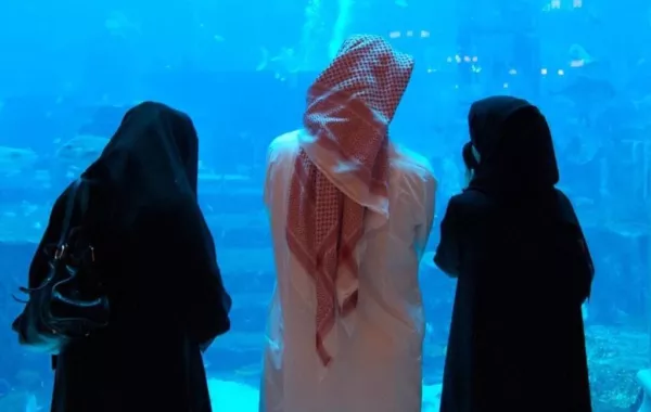 بالصور.. سعودي يحصل على سيارة هدية من زوجاته الثلاثة