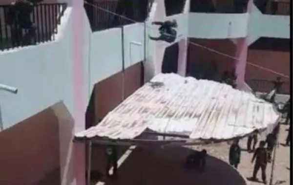 عقاب مُفجع.. مدير مدرسة يُلقي الطلاب من الطابق الثاني!