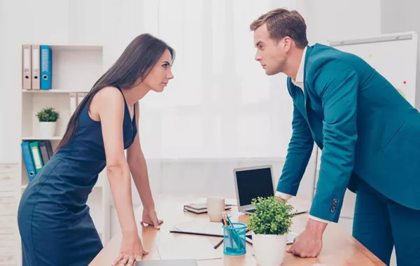 لماذا لا يعترف الرجال بذكاء النساء.. رغم إثباته؟