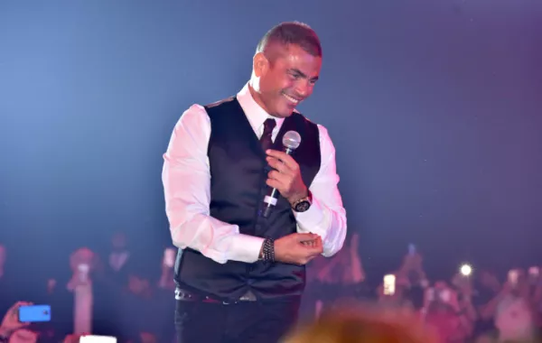 عمرو دياب يجدد شائعات زواجه من دينا الشربيني في حفل "الماسة"