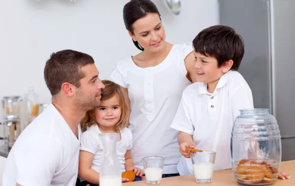 في تربية الاطفال.. الأم تربي والأب يهدم فما الحل؟