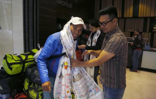 رجل يتسلق أعلى جبال العالم للمرة 22!