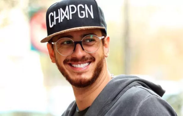سعد لمجرد يثير غضب الجمهور بسبب ارتدائه قرطاً