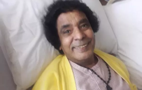 بالصور.. محمد منير يغني داخل غرفة العمليات في المستشفى