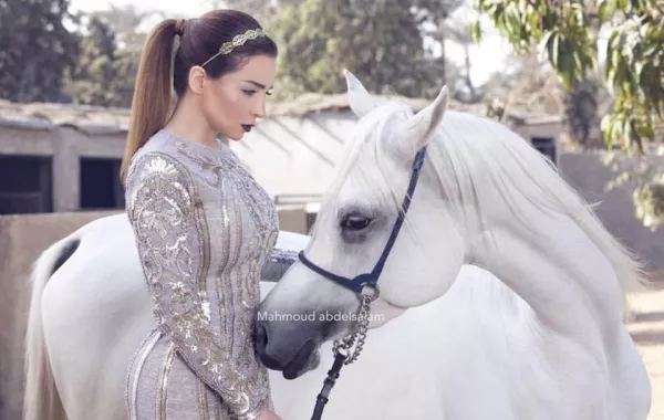 بالصور: مي عز الدين بالحجاب لأول مرة والسبب "رسايل"