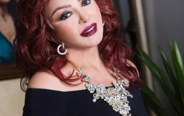 بالصور: نبيلة عبيد تعود للأضواء بأكسسوارات صنعت خصيصاً من أجلها