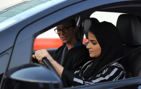 3 آلاف ريال رسوم تعليم المرأة القيادة