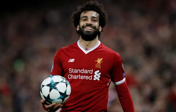 سعودي يهدي لاعب ليفربول محمد صلاح أرضاً في مكة
