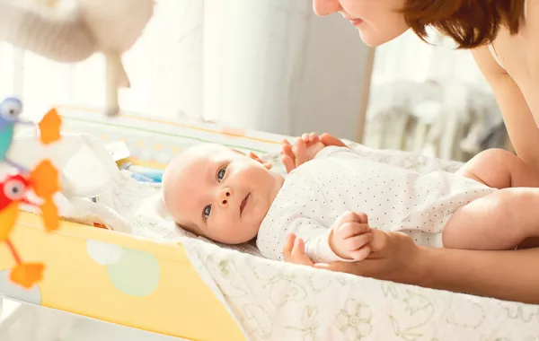 ما هي أسباب البراز الأخضر عند المولود؟