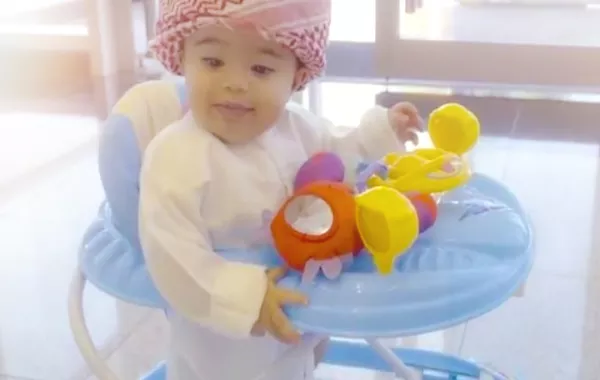 عمره 8 أشهر.. شاهد تعيين أصغر "موظف سعادة" بالعالم