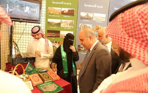رئيس الجامة الأردني من الجناح السعودي.jpg