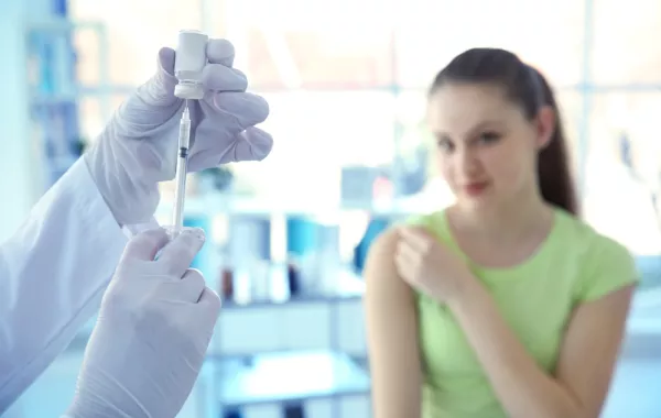 سرطان عنق الرحم: هل أصطحب ابنتي المراهقة إلى الطبيب لتلقّي اللقاح؟