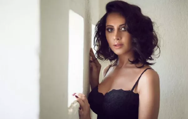 ياسمين رئيس في إطلالات جريئة كسرت بها التقاليد 