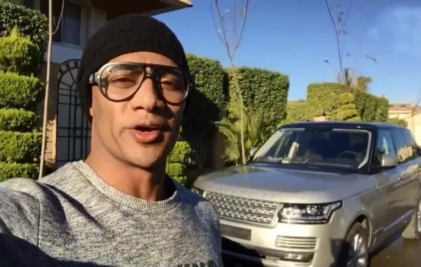 محمد رمضان ينفي خلافه مع شقيقه الأكبر بهذه الصورة