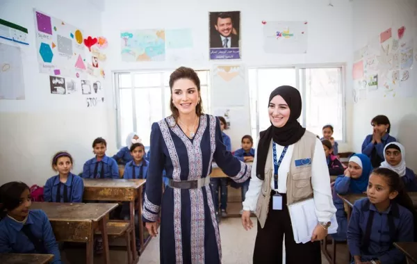 تبادلت الملكة رانيا الحديث مع الطالبات والمعلمات.jpg