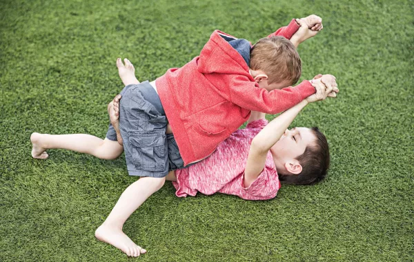 كيف تتصرفين إذا نازعت جارتك أطفالك؟