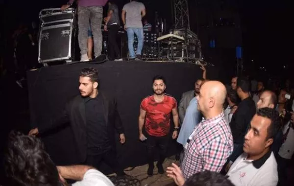 حراسة أمنية مشددة لحفل تامر حسني في الجامعة البريطانية