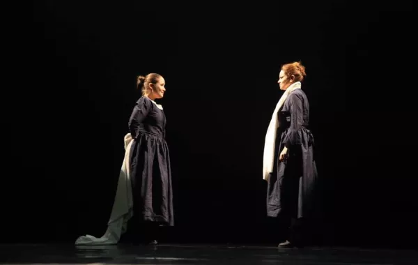 مشهد يجمع العجوز والفتاة المثقفة.jpg