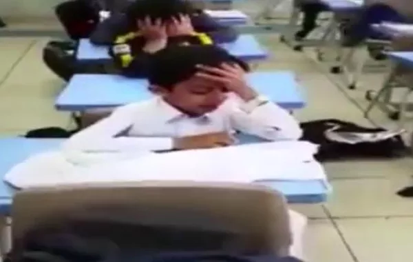 لحظة مؤثرة.. بكاء طلاب بحرقة على معلمهم المتقاعد