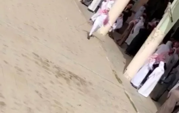 حقوق الإنسان: المعلمُ الذي ضرب طُلّابَه بعسير عفويٌ وليس عنيفًا