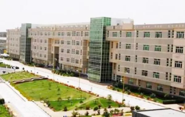 أم تتخرّج مع ابنتها في نفس اليوم بجامعة الملك خالد