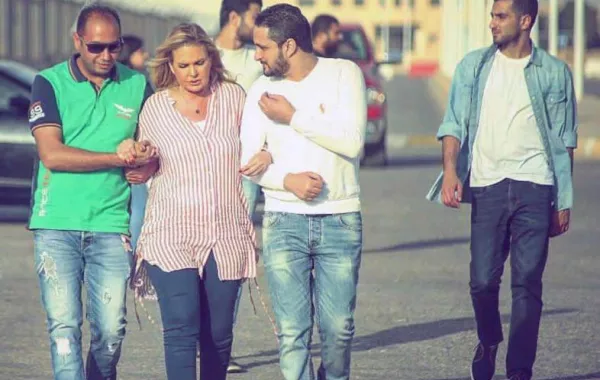 بالفيديو: يسرا تحسم الجدل حول حقيقة إصابتها