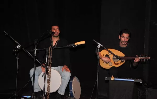 الموسيقيان أبو هنطش والراعي من العرض.jpg