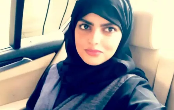 ليلة حنة سارة الودعاني تثير الجدل: إطلالة بالذهب
