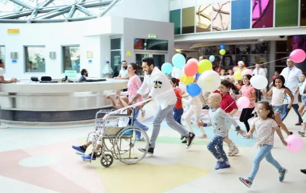 بالصور: تامر حسني يتبرّع بغرفة مجهّزة وحملة إعلانية لدعم أطفال السرطان في رمضان