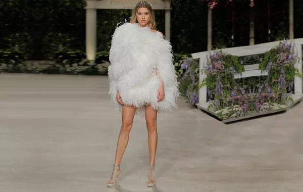 فساتين زفاف مزينة بالريش للعروس الجريئة