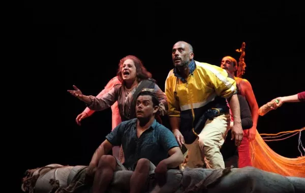 اليابسة لا تزال بعيدة.jpg