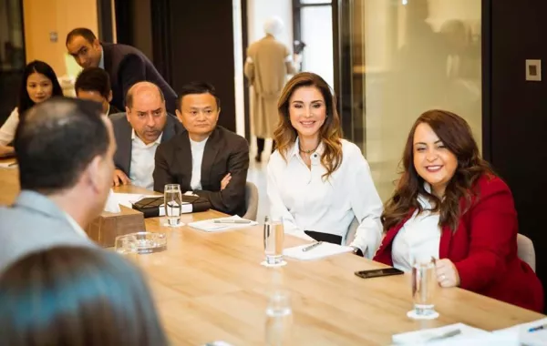الملكة رانيا العبد الله خلال زيارتها إلى منصة إدراك.jpg