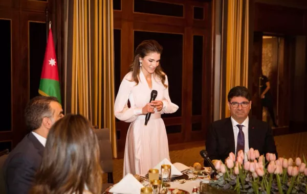 الملكة رانيا العبد الله تكرم داعمي مؤسسة نهر الأردن.jpg