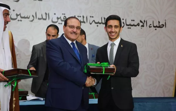 وزير التعليم العالي والملحق السعودي النابت يكرمون الطلاب.jpg