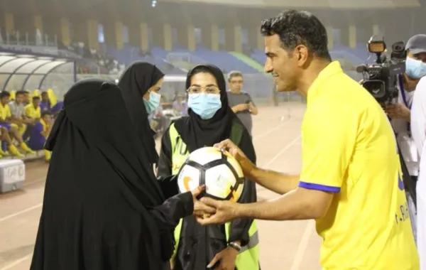بالفيديو: والدة لاعب سعودي تثير دموع الجماهير في حدث تاريخي