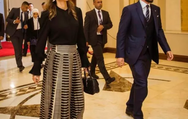 الملكة رانيا برفقة نجلها ولي العهد الأمير الحسين.jpg