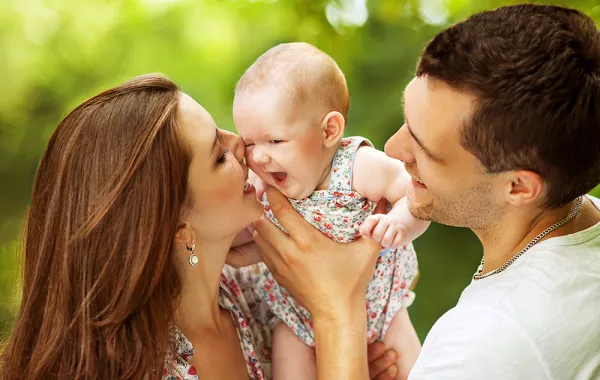 كيف يبدد الزوج مخاوف زوجته بعد الولادة؟