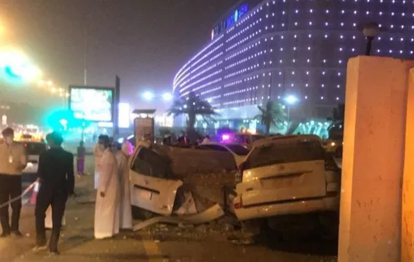 شاهد.. الرياح تُسقط مبنى وتحطم سيارتين في الرياض