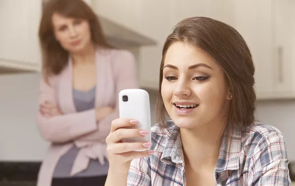 أسئلة محيرة في أذهان أمهات البنات المراهقات