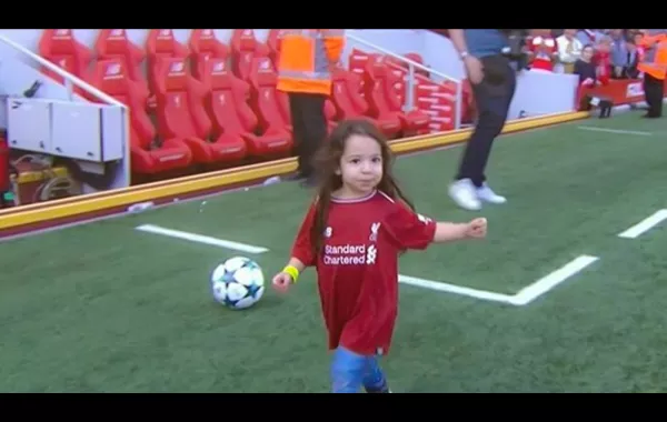 فيديو.. "مكة" محمد صلاح تسرق الأضواء بتتويج والدها هدافاً للـ"بريميرليغ"