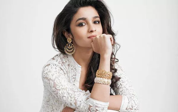 عليا بهات تحتفل بنجاح فيلمها "Raazi"