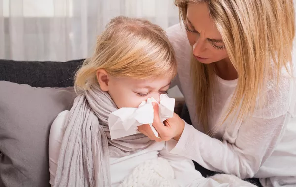 علاج اللوز عند الاطفال.. متى ينصح باستئصال اللوزتين؟