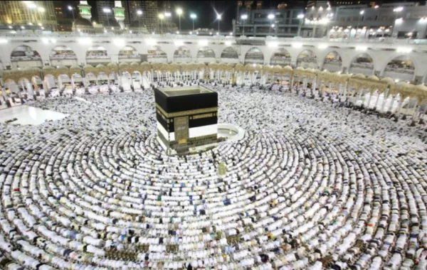 المسجد الحرام يمتلئ بجموع المصلين لصلاة أول تراويح في رمضان