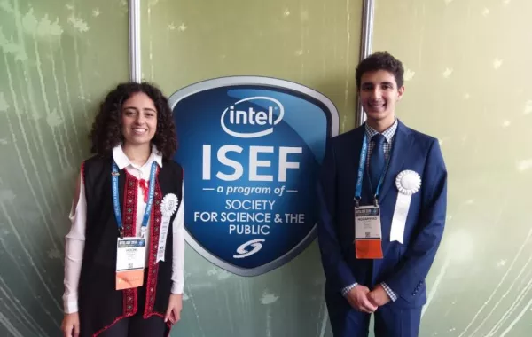 من الطلبة الفائزين بالجوائز.jpg