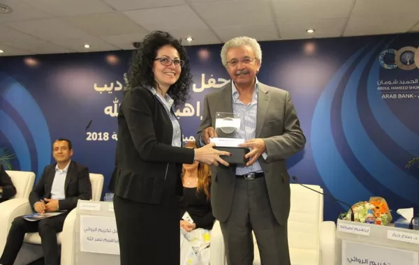 نصر الله يتسلم درعا تكريما.jpg