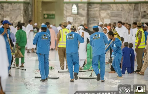 إدارة التطهير والسجاد بالمسجد الحرام تُسخر طاقاتها لخدمة ضيوف الرحمن