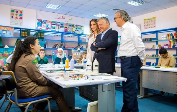 الملك والملكة يطلعان على أوضاع الطلاب.jpg
