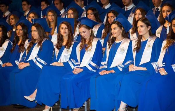 الأميرة سلمى من بين الخريجات.jpg