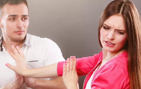 كيف يتعامل الرجل مع المرأة "المتنصلة" في رمضان؟!