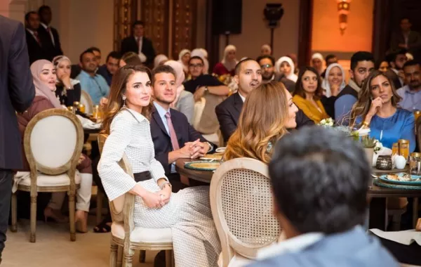 الملكة رانيا خلال إفطار مع مجموعة من الشباب.jpg